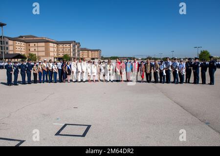 USA Luftwaffenbrücke. Generalleutnant Caroline Miller (Zentrum), Befehlshaber 502. Luftwaffenflügel und Joint Base San Antonio und Chief Master Sgt. CASY Boomershine (Zentrum), Befehlshaber 502. ABW/JBSA, Oberst Rockie Wilson, Befehlshaber, 37. Trainingsflügel, Und Chief Master Sgt. Michael Morgan, Kommandochef, 37. TRW, Militärbotschafter und Fiesta Royal Court, posieren für ein Foto, 31. März 2022, Pfingston Basic Military Center, JBSA-Lackland, Texas. Stockfoto