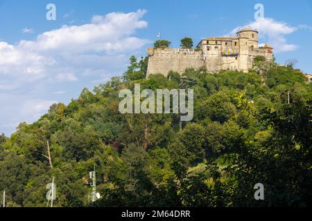 Braune Burg umgeben von grünen Olivenbäumen und Pflanzen mitten im Sommer. Das Castello Brown ist ein historisches Museum hoch über dem Stockfoto