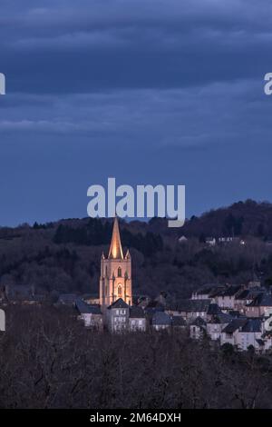 Beleuchtungsnocturne du clocher de l'église Saint Martin de la cité médiévale Stockfoto