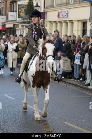 Maldon Essex, Großbritannien. 2. Januar 2023. Die Essex mit Bauern und Union Hunt Parade entlang der Maldon High Street zu ihrem jährlichen Sylvestertreffen, das von Hunderten von Menschen zusammen mit einer kleinen Gruppe von Hunt-Demonstranten begrüßt wird. Normalerweise findet die Jagd am Neujahrstag statt, aber sie reitet nicht an einem Sonntag, so dass sie für 2023 Uhr am Feiertag stattfand. Kredit: MARTIN DALTON/Alamy Live News Stockfoto