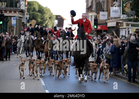 Maldon Essex, Großbritannien. 2. Januar 2023. Die Essex mit Bauern und Union Hunt Parade entlang der Maldon High Street zu ihrem jährlichen Sylvestertreffen, das von Hunderten von Menschen zusammen mit einer kleinen Gruppe von Hunt-Demonstranten begrüßt wird. Normalerweise findet die Jagd am Neujahrstag statt, aber sie reitet nicht an einem Sonntag, so dass sie für 2023 Uhr am Feiertag stattfand. Kredit: MARTIN DALTON/Alamy Live News Stockfoto