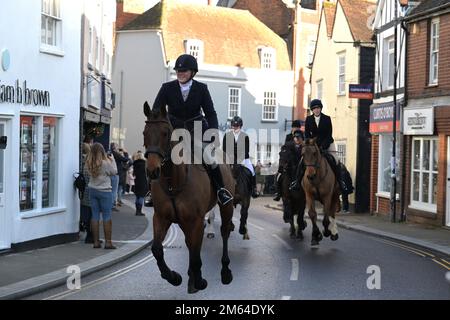 Maldon Essex, Großbritannien. 2. Januar 2023. Die Essex mit Bauern und Union Hunt Parade entlang der Maldon High Street zu ihrem jährlichen Sylvestertreffen, das von Hunderten von Menschen zusammen mit einer kleinen Gruppe von Hunt-Demonstranten begrüßt wird. Normalerweise findet die Jagd am Neujahrstag statt, aber sie reitet nicht an einem Sonntag, so dass sie für 2023 Uhr am Feiertag stattfand. Kredit: MARTIN DALTON/Alamy Live News Stockfoto