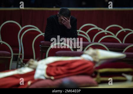 Vatikanstadt, Vatikan. 02. Januar 2023. Die Leute besuchen die Leiche von Papst Emeritus Benedict XVI, die im Bundesstaat liegt Petersdom. Kredit: Oliver Weiken/dpa - ACHTUNG: Grafikinhalte/dpa/Alamy Live News Stockfoto