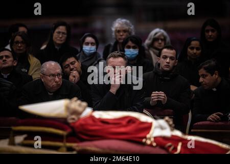 Vatikanstadt, Vatikan. 02. Januar 2023. Die Leute besuchen die Leiche von Papst Emeritus Benedict XVI, die im Bundesstaat liegt Petersdom. Kredit: Oliver Weiken/dpa - ACHTUNG: Grafikinhalte/dpa/Alamy Live News Stockfoto