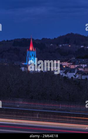 Beleuchtungsnocturne du clocher de l'église Saint Martin de la cité médiévale Stockfoto