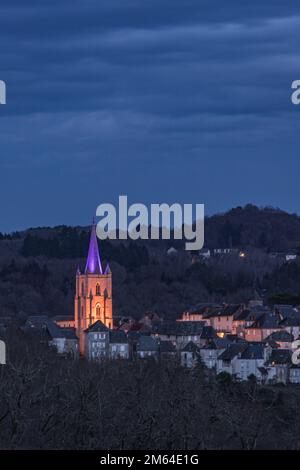 Beleuchtungsnocturne du clocher de l'église Saint Martin de la cité médiévale Stockfoto