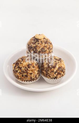 Leinsamen Und Sesam Ladoo, Auch Bekannt Als Alsi Til Badam Ladddu Oder Ellu Unde Magic Laddoo, Ist Winter Special Immunity Boosting Sweet Balls Aus Gur Or Stockfoto