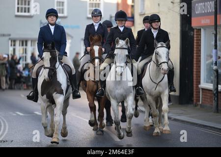 Maldon Essex, Großbritannien. 2. Januar 2023. Die Essex mit Bauern und Union Hunt Parade entlang der Maldon High Street zu ihrem jährlichen Sylvestertreffen, das von Hunderten von Menschen zusammen mit einer kleinen Gruppe von Hunt-Demonstranten begrüßt wird. Normalerweise findet die Jagd am Neujahrstag statt, aber sie reitet nicht an einem Sonntag, so dass sie für 2023 Uhr am Feiertag stattfand. Kredit: MARTIN DALTON/Alamy Live News Stockfoto