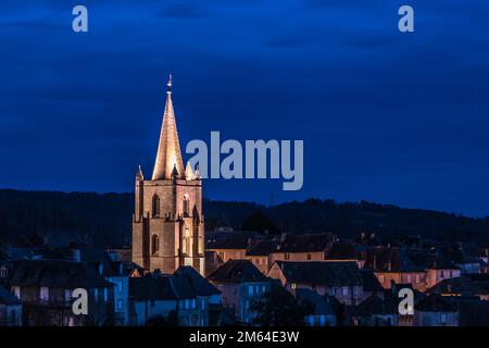 Beleuchtungsnocturne du clocher de l'église Saint Martin de la cité médiévale Stockfoto