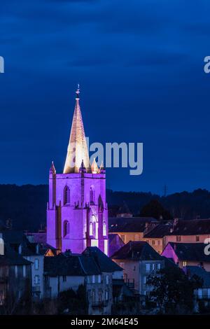 Beleuchtungsnocturne du clocher de l'église Saint Martin de la cité médiévale Stockfoto