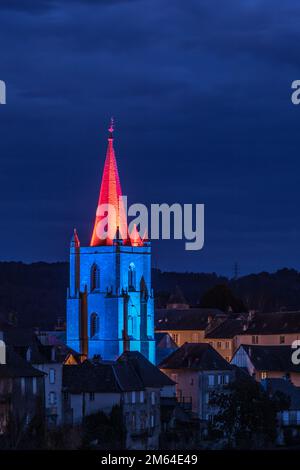 Beleuchtungsnocturne du clocher de l'église Saint Martin de la cité médiévale Stockfoto