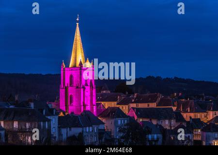 Beleuchtungsnocturne du clocher de l'église Saint Martin de la cité médiévale Stockfoto