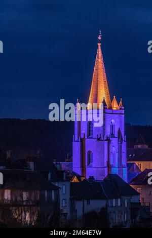 Beleuchtungsnocturne du clocher de l'église Saint Martin de la cité médiévale Stockfoto