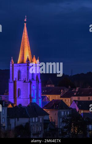 Beleuchtungsnocturne du clocher de l'église Saint Martin de la cité médiévale Stockfoto