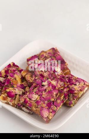 Rose Dry Fruit Chikki, Auch Gulab Til Gajak, Gazak, Gachak Genannt, Sind Süße, Spröde Süßigkeiten Aus Gud, Mungfali, Gur, Geröstete Erdnüsse, Gulab-Blüten, Gr Stockfoto