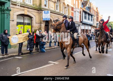 High Street, Maldon, Essex, Großbritannien. 2. Januar 2023. Die Essex with Farmers & Union Hunt führte ihre Pferde und Hunde auf der Maldon High Street zu ihrem jährlichen Sylvester-Treffen vor. Unterstützer und Action Against Foxhunting Anti-Jagd-Demonstranten nahmen an der Veranstaltung Teil Stockfoto