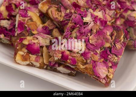 Rose Dry Fruit Chikki, Auch Gulab Til Gajak, Gazak, Gachak Genannt, Sind Süße, Spröde Süßigkeiten Aus Gud, Mungfali, Gur, Geröstete Erdnüsse, Gulab-Blüten, Gr Stockfoto