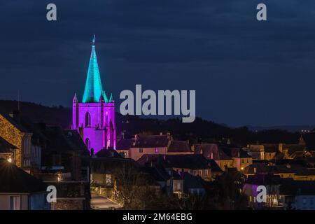 Beleuchtungsnocturne du clocher de l'église Saint Martin de la cité médiévale Stockfoto