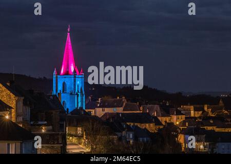 Beleuchtungsnocturne du clocher de l'église Saint Martin de la cité médiévale Stockfoto