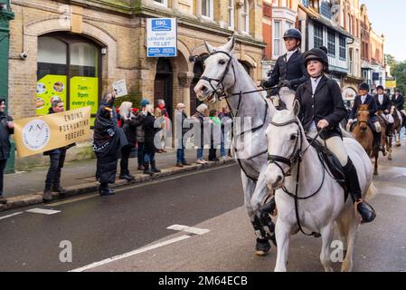 High Street, Maldon, Essex, Großbritannien. 2. Januar 2023. Die Essex with Farmers & Union Hunt führte ihre Pferde und Hunde auf der Maldon High Street zu ihrem jährlichen Sylvester-Treffen vor. Unterstützer und Action Against Foxhunting Anti-Jagd-Demonstranten nahmen an der Veranstaltung Teil Stockfoto