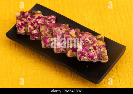 Rose Dry Fruit Chikki, Auch Gulab Til Gajak, Gazak, Gachak Genannt, Sind Süße, Spröde Süßigkeiten Aus Gud, Mungfali, Gur, Geröstete Erdnüsse, Gulab-Blüten, Gr Stockfoto