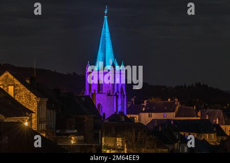 Beleuchtungsnocturne du clocher de l'église Saint Martin de la cité médiévale Stockfoto