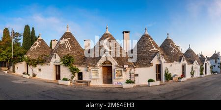 ALBEROBELLO, ITALIEN - 10. OKTOBER 2022: Häuser in Trullo mit den traditionellen Symbolen. Stockfoto