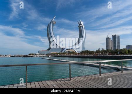 Lusail, Katar - 29. November 2022: Katara Twin Tower Hotel, Lusail Marina Park Doha, Katar. Stockfoto