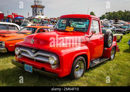 Iola, WI - 07. Juli 2022: Aus der Perspektive eines 1955 Ford F-100 Pickup Truck auf einer lokalen Automesse. Stockfoto