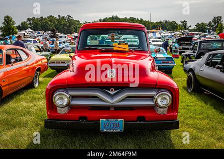 Iola, WI - 07. Juli 2022: Perspektivische Vorderansicht eines 1955 Ford F-100 Pickup Truck auf einer lokalen Automesse. Stockfoto