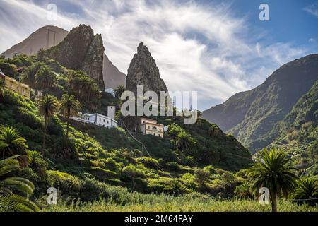 Zwillingsfelsen Roques de San Pedro, Wahrzeichen von Hermigua, La Gomera, Kanarische Inseln, Spanien | Twin Rocks Roques de San Pedro, Symbol für sie Stockfoto