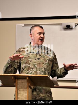 Garrison Commander Oberst Michael Poss gibt eine Besprechung am 31. März 2022 für Fort McCoy Garrison-Mitarbeiter in Gebäude 60 in Fort McCoy, Wisconsin. Das jährliche Briefing des Kommandanten informiert die Belegschaft über die aktuellen Strategien und Aktionen der Garnison und bietet Zukunftsperspektiven. Stockfoto