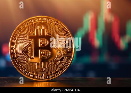 Kryptowährung. Wachstum Der Bitcoin-Aktien. Das Diagramm zeigt einen starken Preisanstieg bei Bitmünzen. Investition in virtuelle Assets. Investitionsplattform mit cha Stockfoto