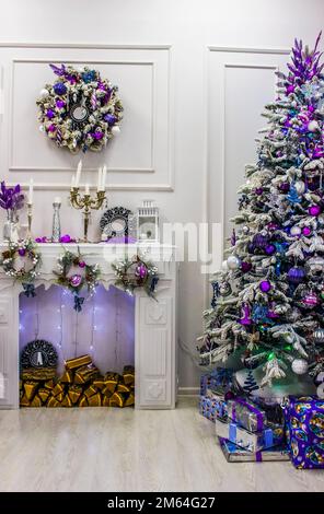 Ein dekorierter Weihnachtsbaum steht im Wohnzimmer. Stockfoto