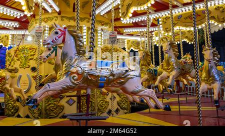 Traditionelles venezianisches Karussell oder Karussell mit Pferden, Edinburghs Hogmanay, Schottland, Großbritannien Stockfoto