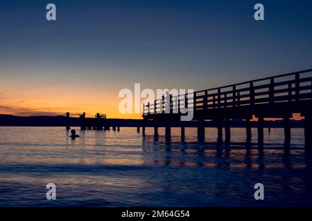 Wunderschöner Sonnenaufgang am See Ammersee Bayern Stockfoto