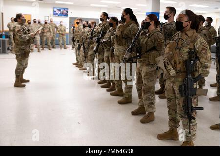 Master Sgt. Sonia Toro-Valles, 51. Sicherheitstrupp-Staffel, führt Appell zu einem überwiegend weiblichen Flug am Osan Air Base, Republik Korea, 31. März 2022 durch. Weibliche Airmen wurden von fünf verschiedenen Flügen und Positionen abgezogen, um an dem Flug zur Unterstützung des Women’s History Month teilzunehmen. Stockfoto