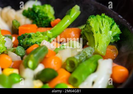 Mischung aus Gemüse, die in der Bratpfanne gekocht werden. Stockfoto