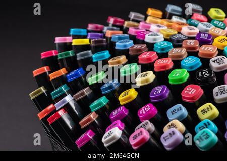 Mehrfarbige Marker mit einer signierten Farbnummer auf der Kappe. Stockfoto