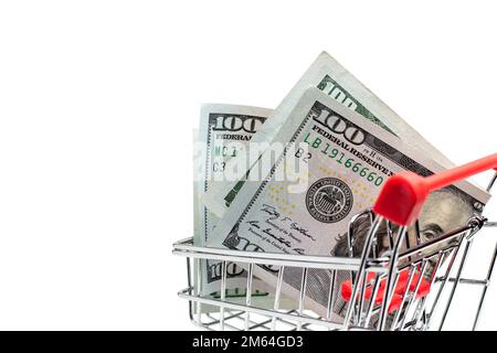 Finanzkonzept. Einkaufswagen mit Dollarscheine. Banknoten im Warenkorb. Finanzkonzept. Dollar in den Korb. Stockfoto