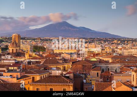 Skyline von Catania, Sizilien und Italien mit Mt. Ätna in der Dämmerung. Stockfoto