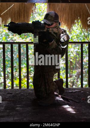 Ein australischer Operator mit 2. Commando Regiment, Special Operations Command, nimmt an einer amphibischen Razzia während der Balikatan 22 in El Nido, Palawan, Philippinen, 1. April 2022 Teil. Balikatan ist eine jährliche Übung zwischen den Streitkräften der Philippinen und dem US-Militär, die darauf ausgerichtet ist, bilaterale Interoperabilität, Fähigkeiten, Vertrauen und Zusammenarbeit zu stärken, die über Jahrzehnte gemeinsamer Erfahrungen aufgebaut wurde. Balikatan, Tagalog für ‘„Schulter an Schulter“, ist eine seit langem bestehende bilaterale Übung zwischen den Philippinen und den Vereinigten Staaten, die die tief verwurzelte Partnerschaft zwischen beiden Ländern unterstreicht Stockfoto