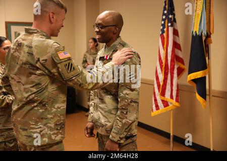 Oberst David Key (links), Befehlshaber der Nachhaltigkeitsbrigade der 3. Division, 3. Infanteriedivision, präsentiert Sergeant 1. Klasse Nnamdi Nwoha (rechts), der als leitender Offizier für Versorgung und Wartung tätig war, mit einer Meritorious Service Medal während einer Preisverleihung in Fort Stewart, Georgia, 31. März 2022. Die Reservisten erhielten Anerkennung für die Arbeit, die sie in Schlüsselpositionen bei Fort Stewart leisteten, während das Hauptpersonal der 3. Division Sustainment Brigade, 3. Infanterie Division, Operationen im Nahen Osten durchführte. Stockfoto