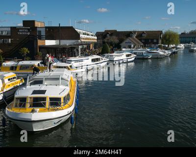 Die Norfolk Broads on the River Bure im beliebten Wroxham, das mit vielen bunten Booten beschäftigt ist, Wroxham, Norfolk, England, Großbritannien, Stockfoto