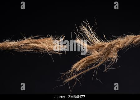 Seil auf schwarzem Hintergrund isoliert. Stockfoto