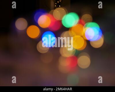 Abstrakte bunte Lichtkreise mit Unschärfe-Effekt von LED-Weihnachtslichtern Stockfoto