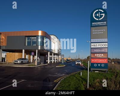 Vorplatz von Gridserve Electric zum Aufladen von Elektrofahrzeugen mit Einzelhandelsgeschäften, Raststätten und Erfrischungsmöglichkeiten, Broadland Gate, Norwich, Norfolk, England, UK Stockfoto