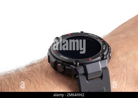 Menschliche Hand trägt Smartwatch. Wearable Gadget-Konzept. Stockfoto