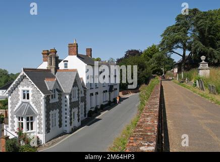 Erholte historische Gebäude in Flint in Puddingmore gegenüber der St. Michael's Church, Beccles, Suffolk, England, Großbritannien Stockfoto