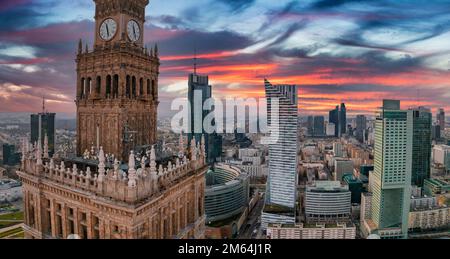 Der Kultur- und Wissenschaftspalast und die Wolkenkratzer der Innenstadt von Warschau aus der Vogelperspektive Stockfoto